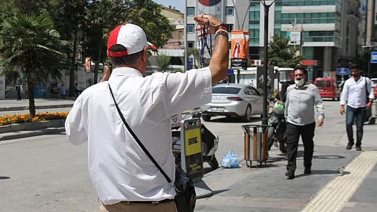 Öğretmen gibi giyinip, günde 15 bin adım atarak tespih satıyor