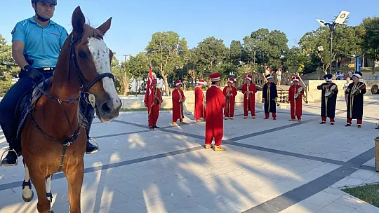 Mehteran takımı ve Atlı Jandarma Timi vatandaşlara Osmanlı dönemini yaşattı