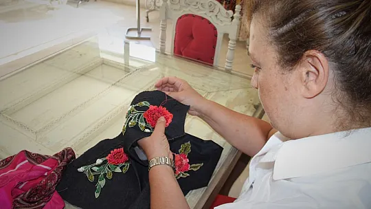 Gündüz Hasta Bakıyor Akşam Tasarım Yapıyor