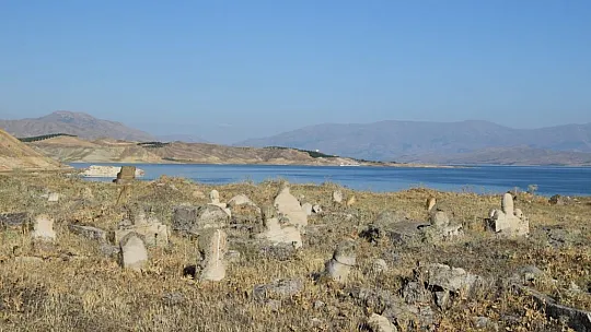Elazığ'da suların çekilmesiyle Selçuklu ve Osmanlı mezarlıkları ortaya çıktı