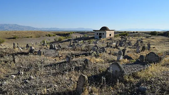 Elazığ'da suların çekilmesiyle Selçuklu ve Osmanlı mezarlıkları ortaya çıktı