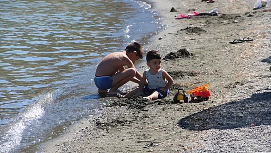 Yaz Sezonunun Son Günlerinde Hazar Gölüne Yoğun İlgi Devam Ediyor