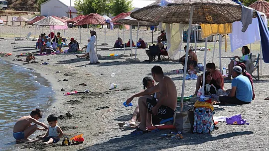 Yaz Sezonunun Son Günlerinde Hazar Gölüne Yoğun İlgi Devam Ediyor