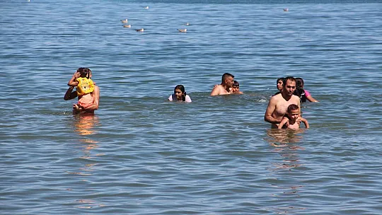 Yaz Sezonunun Son Günlerinde Hazar Gölüne Yoğun İlgi Devam Ediyor