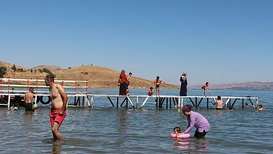Yaz Sezonunun Son Günlerinde Hazar Gölüne Yoğun İlgi Devam Ediyor