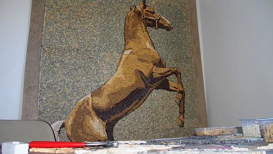 Topladığı atık taşları sanat eserine dönüştürüyor