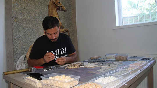 Topladığı atık taşları sanat eserine dönüştürüyor