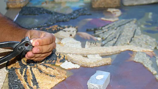 Topladığı atık taşları sanat eserine dönüştürüyor