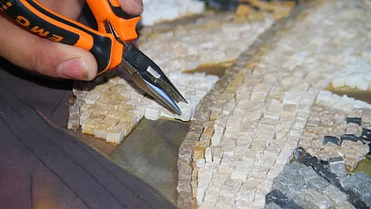Topladığı atık taşları sanat eserine dönüştürüyor