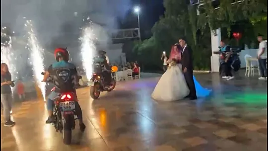 Motor tutkunu damadın gelin arabası da motosiklet oldu