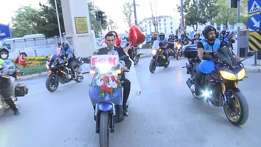 Motor tutkunu damadın gelin arabası da motosiklet oldu