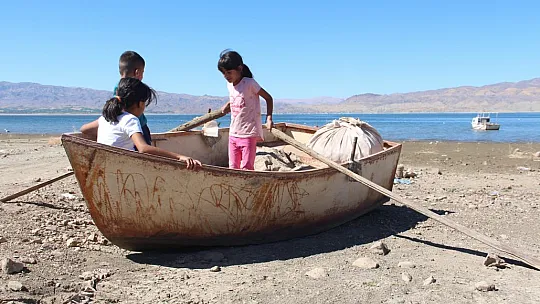Bir zamanlar tekne turu yapılıyordu, suların çekilmesi ile o köy kuraklığın ortasında kaldı