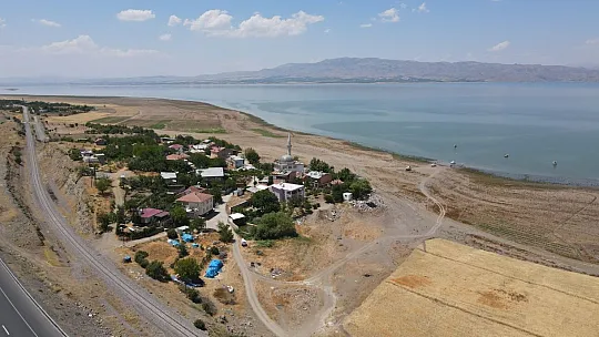 Bir zamanlar tekne turu yapılıyordu, suların çekilmesi ile o köy kuraklığın ortasında kaldı