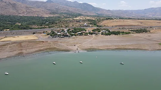 Bir zamanlar tekne turu yapılıyordu, suların çekilmesi ile o köy kuraklığın ortasında kaldı