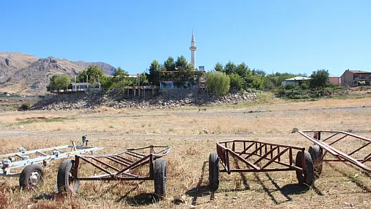 Bir zamanlar tekne turu yapılıyordu, suların çekilmesi ile o köy kuraklığın ortasında kaldı