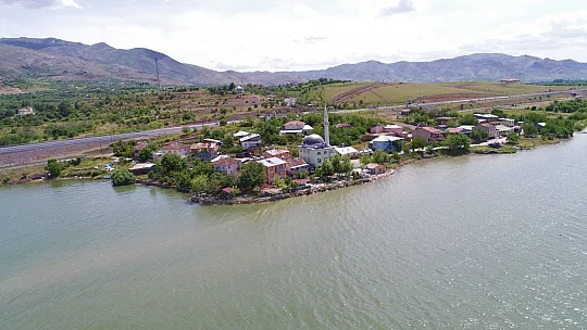 Bir zamanlar tekne turu yapılıyordu, suların çekilmesi ile o köy kuraklığın ortasında kaldı