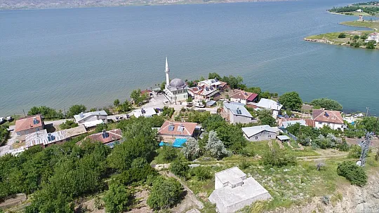 Bir zamanlar tekne turu yapılıyordu, suların çekilmesi ile o köy kuraklığın ortasında kaldı