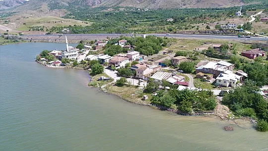 Bir zamanlar tekne turu yapılıyordu, suların çekilmesi ile o köy kuraklığın ortasında kaldı