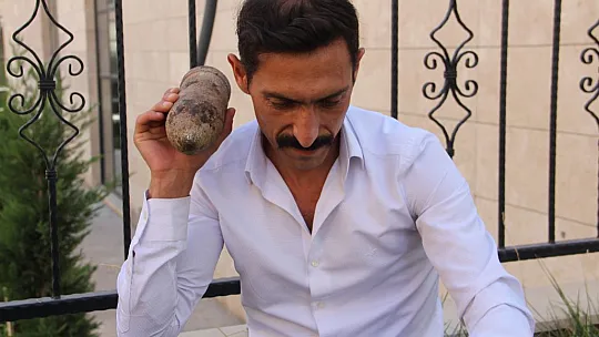 Yolda yürürken ayaklarına takılan cismin ne olduğunu araştırıyorlar