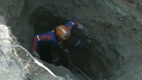 Elazığ'da su kuyusuna düşen keçi kurtarıldı