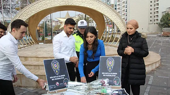 Öğrenciler görev başındaki polisleri unutmadı