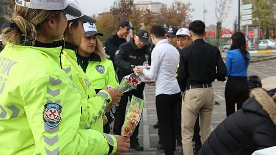 Öğrenciler görev başındaki polisleri unutmadı