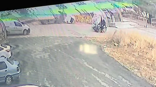 Direksiyon hakimiyetini kaybeden pikap, ikiye bölündü
