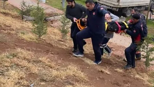 Direksiyon hakimiyetini kaybeden pikap, ikiye bölündü