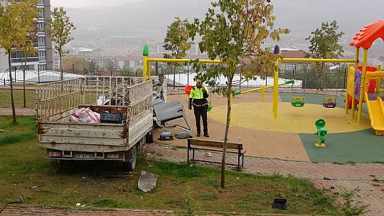 Direksiyon hakimiyetini kaybeden pikap, ikiye bölündü