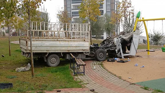Direksiyon hakimiyetini kaybeden pikap, ikiye bölündü