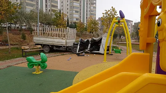 Direksiyon hakimiyetini kaybeden pikap, ikiye bölündü