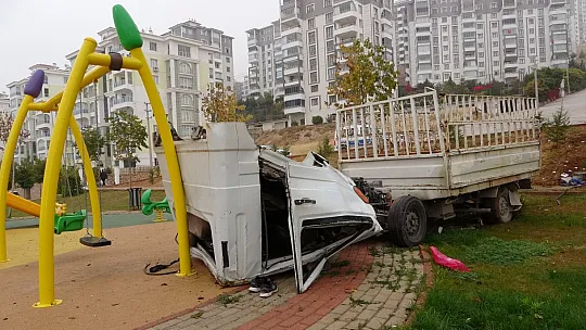Direksiyon hakimiyetini kaybeden pikap, ikiye bölündü