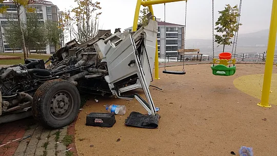 Direksiyon hakimiyetini kaybeden pikap, ikiye bölündü