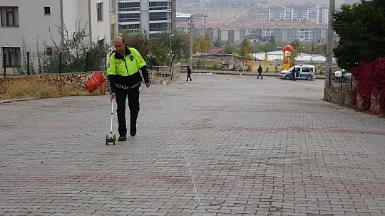 Direksiyon hakimiyetini kaybeden pikap, ikiye bölündü