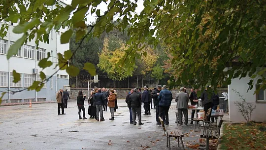 Uzun yıllar sonra sınava giren öğretmenlerden öğrencilere uyarı