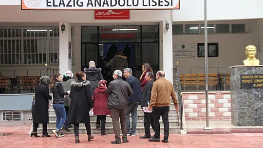 Uzun yıllar sonra sınava giren öğretmenlerden öğrencilere uyarı