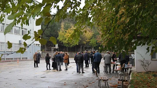 Uzun yıllar sonra sınava giren öğretmenlerden öğrencilere uyarı