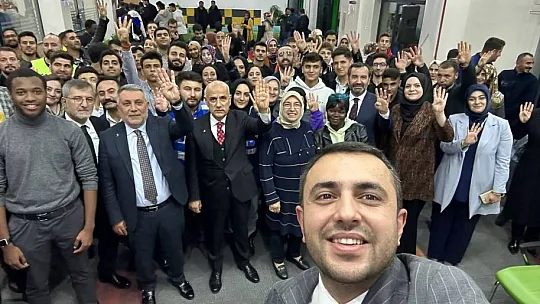 Bakan Kirişci, söylediği türküyle kulakların pasını sildi