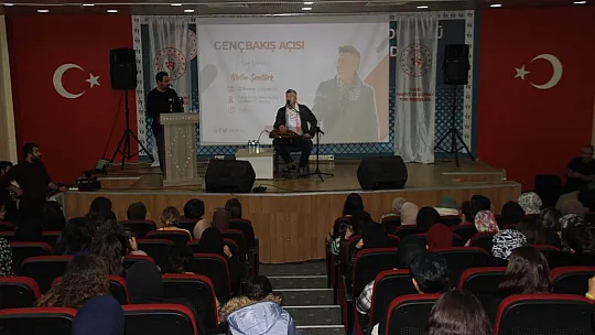 Sanatçı Metin Şentürk, üniversite öğrencilerini hem eğlendirdi hem de hayat tecrübelerini paylaştı