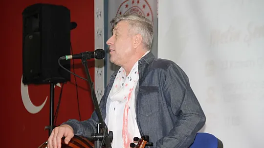 Sanatçı Metin Şentürk, üniversite öğrencilerini hem eğlendirdi hem de hayat tecrübelerini paylaştı