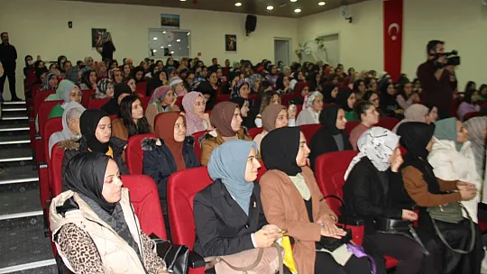 Sanatçı Metin Şentürk, üniversite öğrencilerini hem eğlendirdi hem de hayat tecrübelerini paylaştı