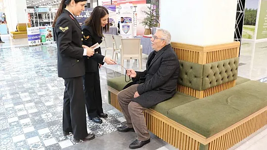 25 Kasım Kadına Yönelik Şiddetle Mücadele Gününde jandarma vatandaşları bilgilendirdi