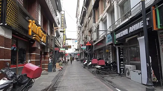 Para ödememek için saçını koparıp yemeğe koydu, o anlar kameralara yansıdı