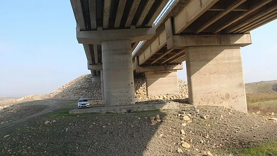 Kuraklığın en net fotoğrafı: 'Suya girmek yasaktır' yazısı var, su yok