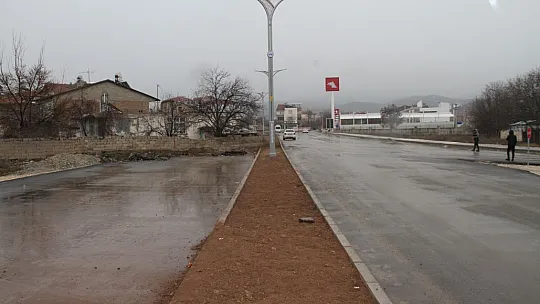 Cadde ortasında kalan ev, görenleri şaşırtıyor: 'Adamın biri yolun buradan geçip geçmediğini sordu'