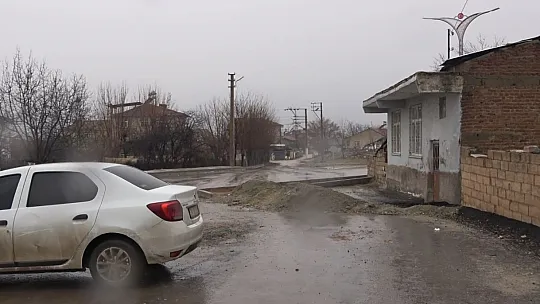 Cadde ortasında kalan ev, görenleri şaşırtıyor: 'Adamın biri yolun buradan geçip geçmediğini sordu'