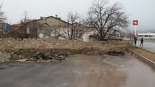 Cadde ortasında kalan ev, görenleri şaşırtıyor: 'Adamın biri yolun buradan geçip geçmediğini sordu'