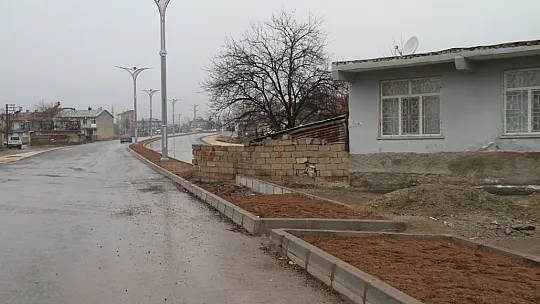 Cadde ortasında kalan ev, görenleri şaşırtıyor: 'Adamın biri yolun buradan geçip geçmediğini sordu'