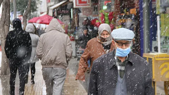 Elazığ'da uzun süredir beklenen kar yağışı başladı