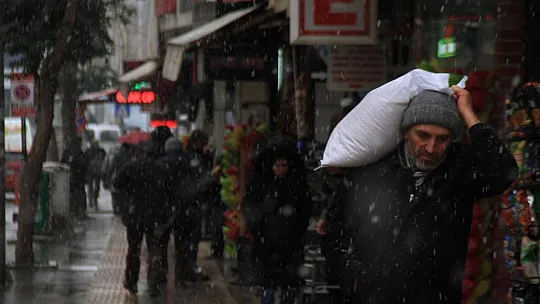 Elazığ'da uzun süredir beklenen kar yağışı başladı